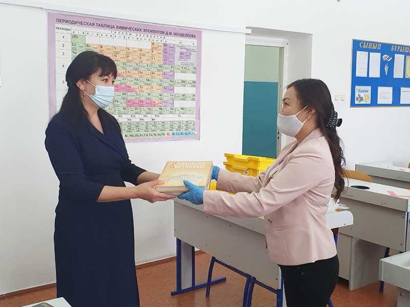 Амбассадор Глобальной премии «Global Teacher Prize», учитель NIS Динара Бейсембаева поддержала сельскую школу
